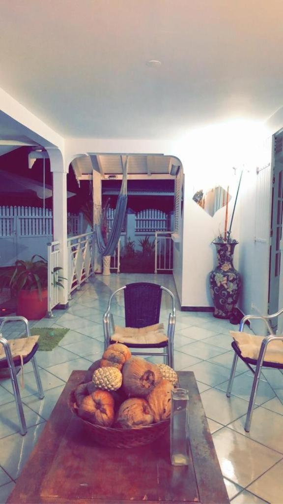 Le Sable Bleu - Evasion Tropicale A Sainte-Anne - Plage 5Min - Piscine - Parking - Logement Climatise - Vue Sur Les Palmiers - Parfait Pour Sejours En Famille Ou Entre Amis Dış mekan fotoğraf